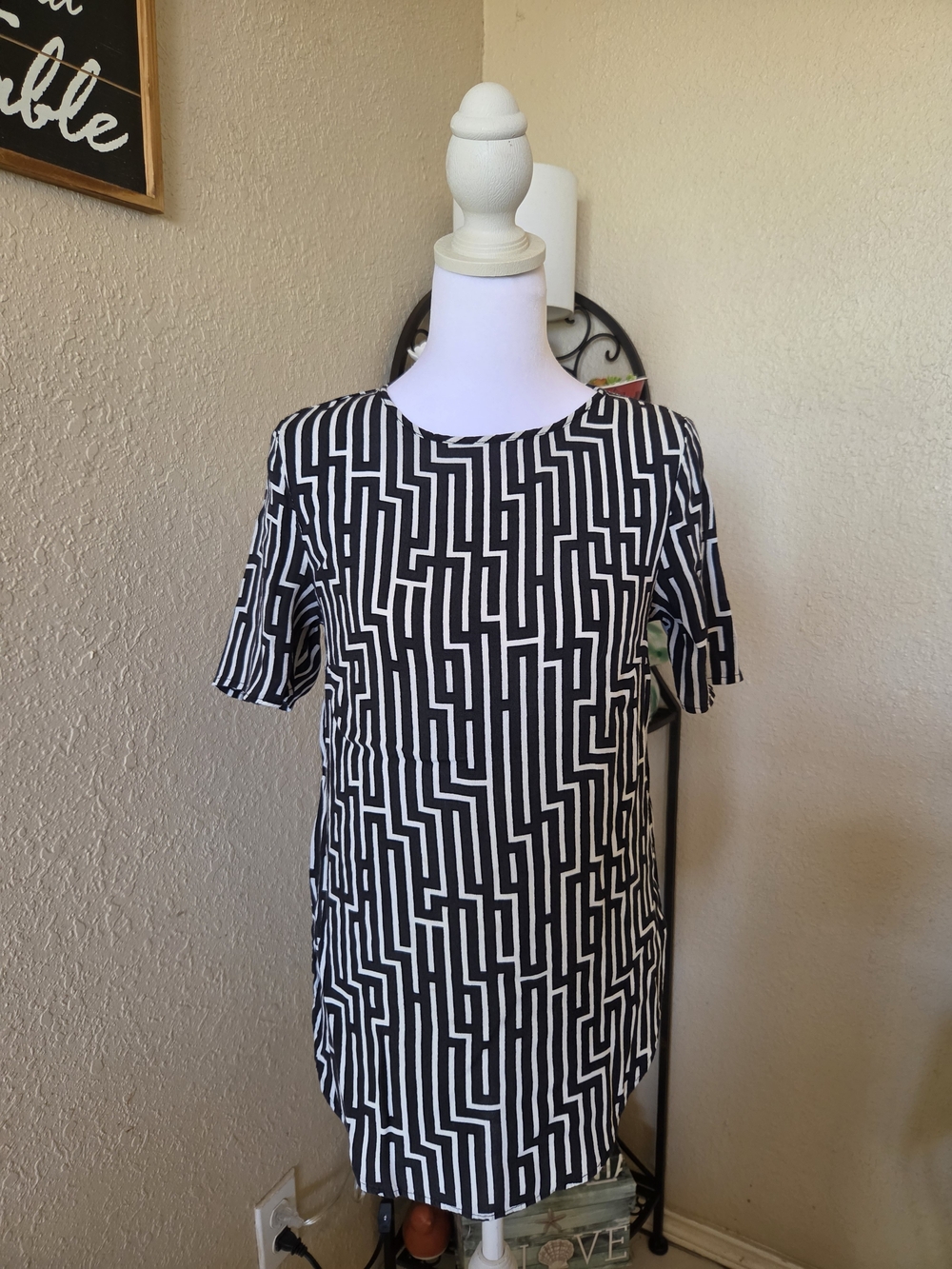 H&M Black and White Geometric Short-Sleeve Shift Top